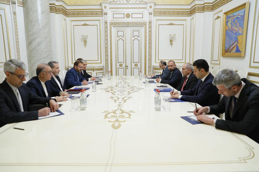Pashinyan, Iranian Foreign Minister Discuss Expanding Relations