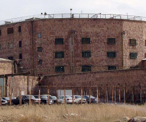 Դիմակներով անձինք ծեծել են ցմահ դատապարտյալներին. ահազանգ ՄԻՊ-ին