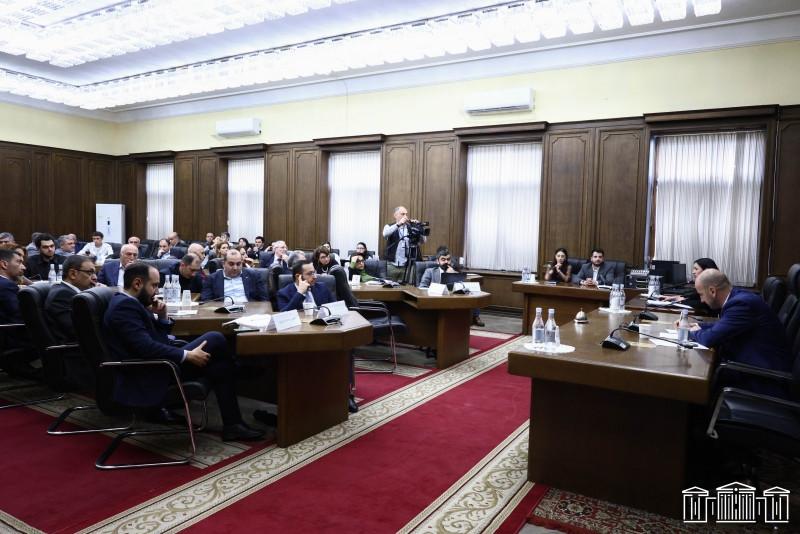 Ինստիտուտների ու բուհերի միավորում, շենքային պայմաններ, սարքավորումներ. ԳԱԱ նախագահը մի շարք դիտարկումներ է արել ԱԺ-ում