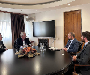 Գևորգ Պապոյանն ընդունել է ֆրանսահայ գործարար Արմեն Պետրոսյանին