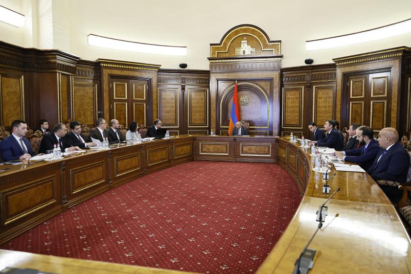 Վարչապետի գլխավորությամբ քննարկվել է «300 դպրոց, 500 մանկապարտեզ» ծրագրի ընթացքը