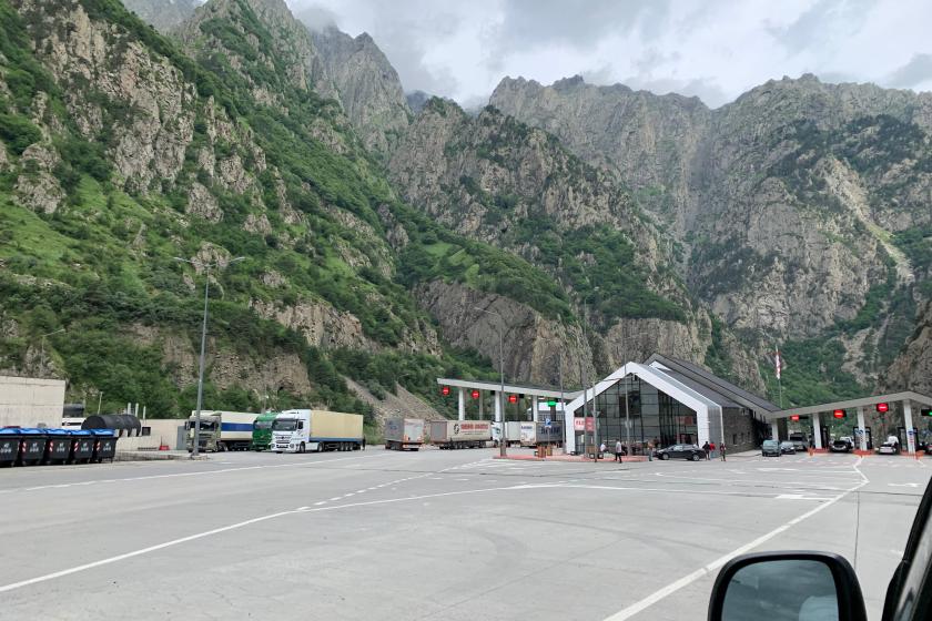 Ձկնամթերքով բեռնված մեքենաները չեն կարողանում հատել վրացական մաքսակետը  