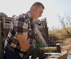 Մի ձեռքով երկաթ ձուլողը