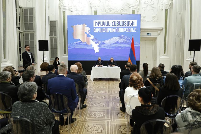 Pashinyan Meets with Armenian Community Reps in Warsaw
