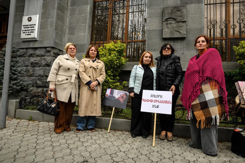 Сидячий пикет перед зданием Генпрокуратуры (фото)