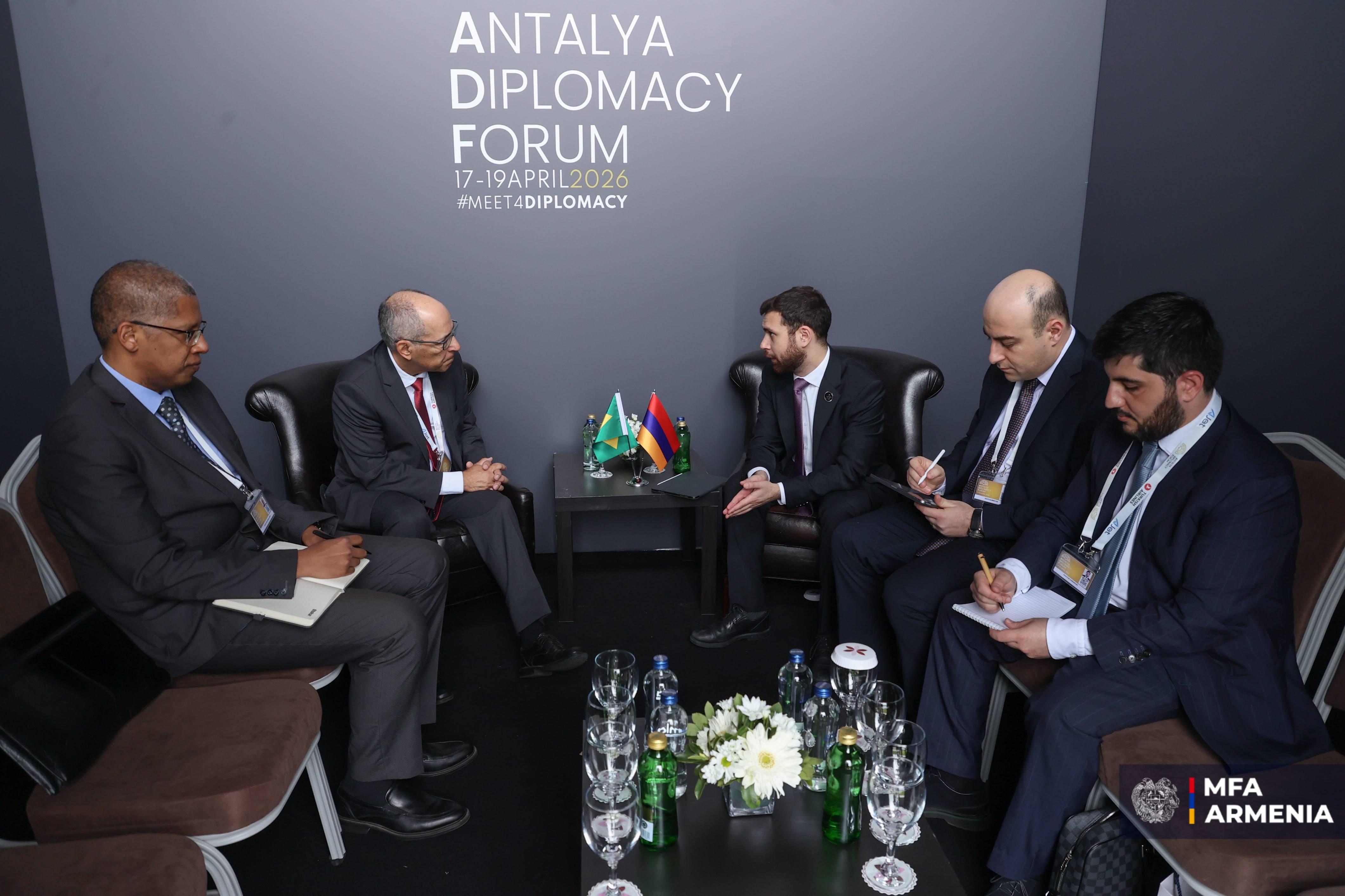 ԱԳ նախարարի տեղակալը հանդիպել է Բրազիլի ԱԳՆ բազմակողմ քաղաքական հարցերի քարտուղարի հետ