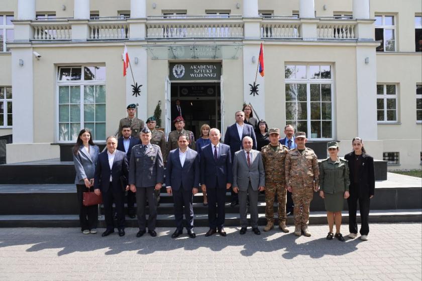 Սուրեն Պապիկյանն այցելել է Վարշավայի պատերազմի հետազոտությունների համալսարան. ՊՆ