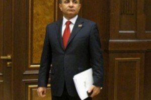 «Հրապարակ». Հովիկ Աբրահամյանը հողերը ջրում է. գյուղացիները ջուր չեն ունենա
