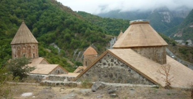 «Ո՞վ է արյունով ազատագրած հողերը խոսքով ետ տալիս»,- ասում են քարվաճառցիներն ու շահումյանցիները