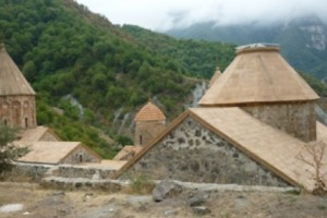 "Кто завоеванные кровью земли отдает просто так",- говорят карвачарцы и шаумянцы