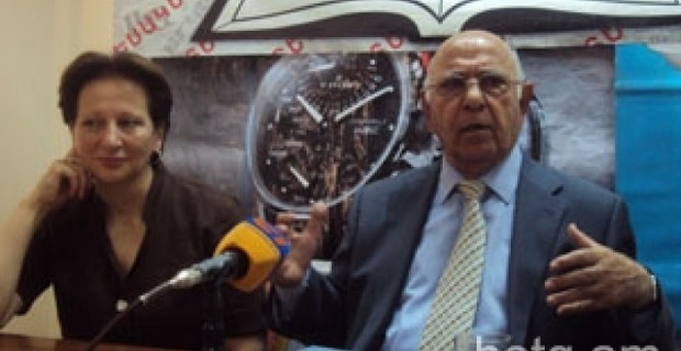 «Դուք սփյուռքում մատ եք մնացել, մինչև չբռունցքվեք, տեղ 
չեք հասնի»