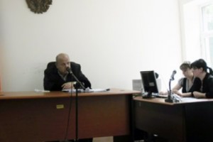 Իրանցին, հարեւանի հետ կռիվ տալով, Դիլիջանի տների արանքում  հինգ հարկանի 
օբյեկտ է կառուցում