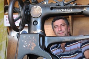 Он не изменил фамилию и из юриста превратился в сапожника (видео)