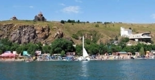 Մեքենան շրջվել է Սևանա լիճը. ուղևորն ու վարորդը մեքենայից դուրս են եկել ինքնուրույն