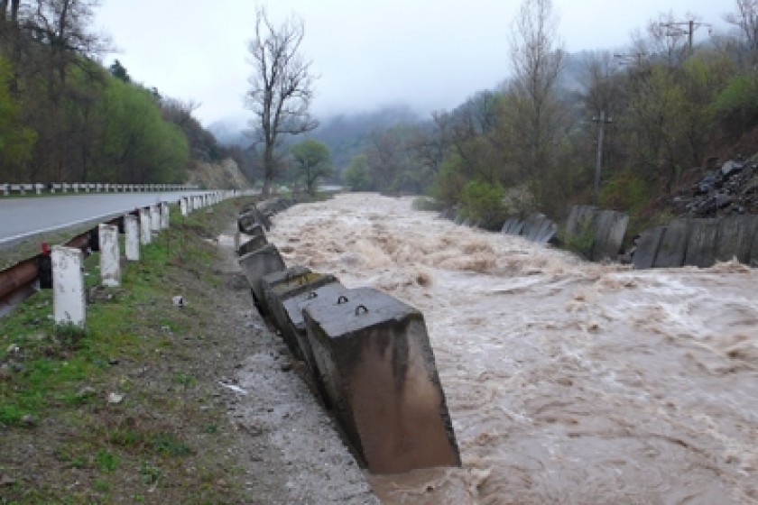 Բեռնատարը շրջվել է Աղստև գետը. 2 տուժած