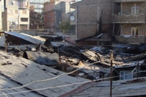 Спустя 9 месяцев после пожара: во дворе по адресу Корюна, 23 вновь появится палатка?