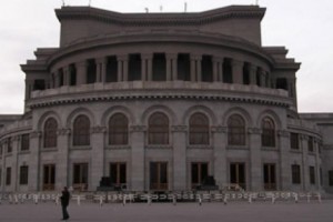 Бомба в здании оперного театра не обнаружена