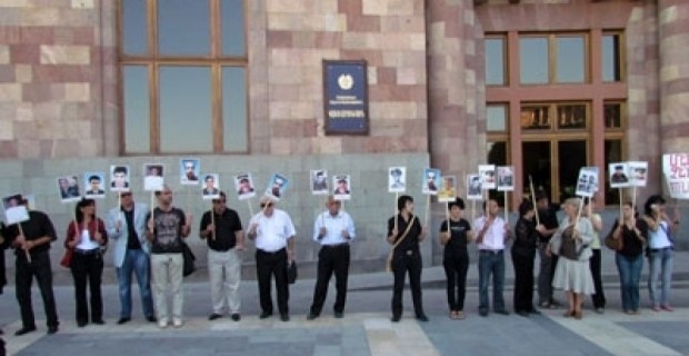 Общественные объедиенния и родители погибших солдат против угроз власти