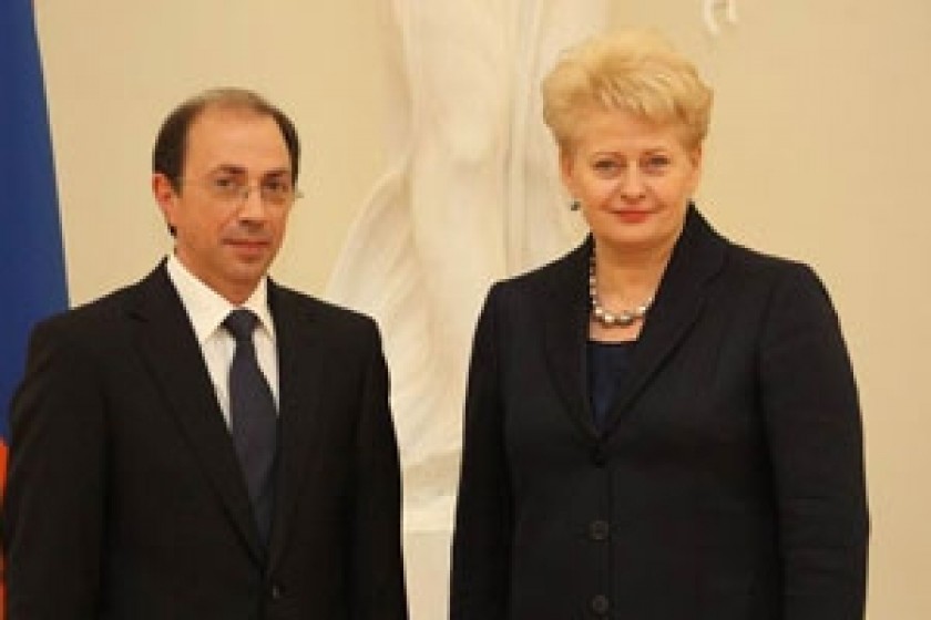 Դեսպան Արա Այվազյանը հավատարմագրերն է հանձնել Լիտվայի նախագահ Դալիա 
Գրիբաուսկայտեին