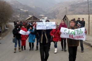 Բողոքի մասնակիցները, «դավաճան» և «հուդա» վանկարկելով, շրջապատել են 
գյուղապետի տունը (տեսանյութ)