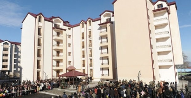 Նորակառույց «Արցախ» թաղամասում բնակարան են ստացել ԼՂ բանակի զինծառայողները 
և արցախյան ազատամարտի մասնակիցների ընտանիքները